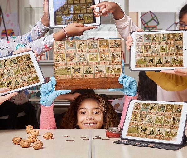 Wat maakt het leesplankje typisch Schiedams. Fotografie Thomas Nondh Jansen